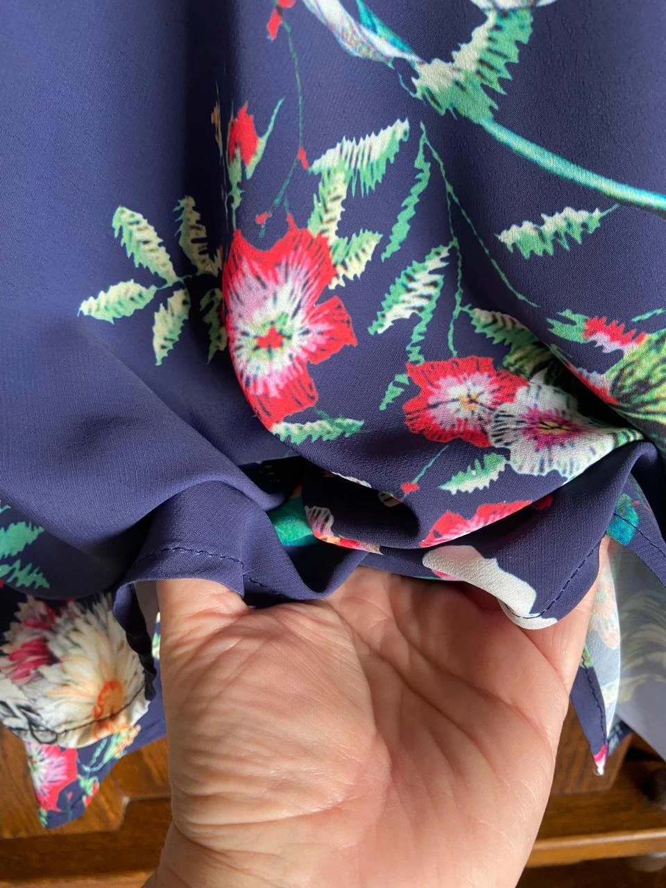 Blusa vaporosa, estampado floral, doble, con forro. Cerezas. Talla L – photo 4